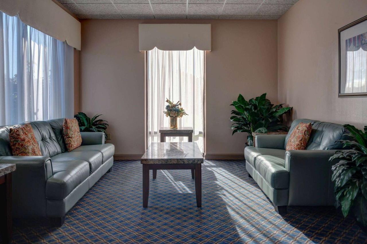 Howard Johnson By Wyndham Amherst Hadley Esterno foto